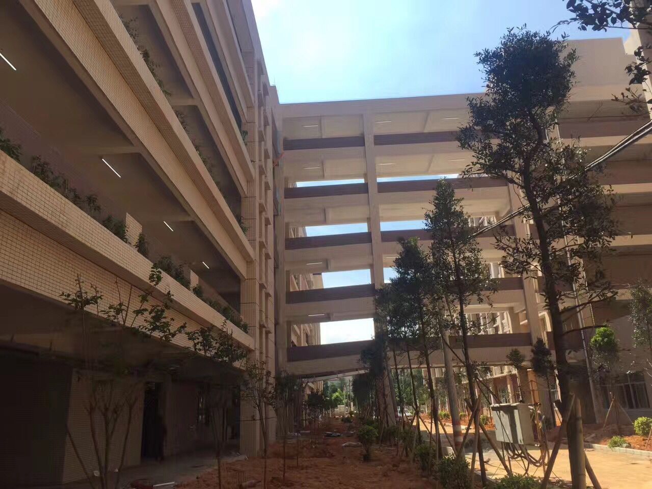 電纜橋架進場東莞東華高級中小學(xué)1
